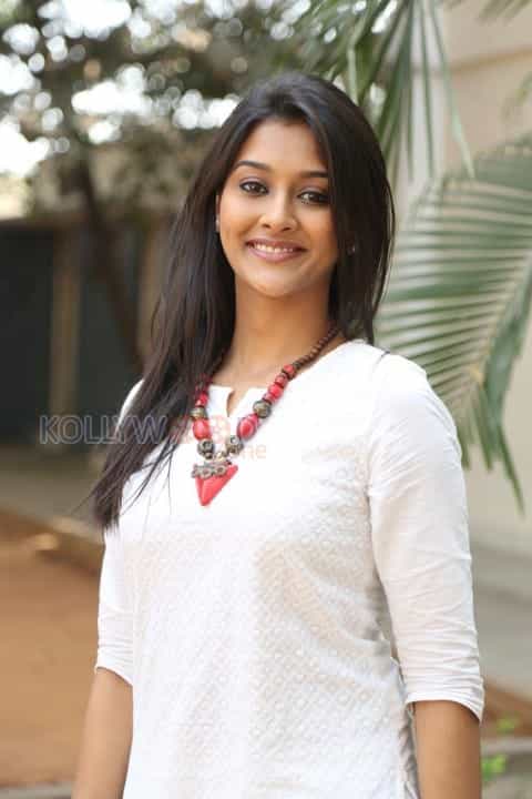 Beautiful Pooja Jhaveri Pictures