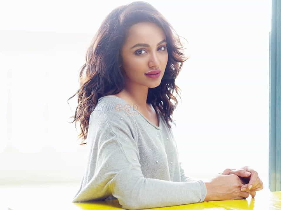 Beautiful Sexy Actress Tejaswi Madivada Photo Shoot Pictures