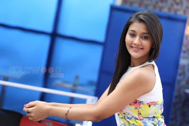 Beautiful Sexy Pooja Jhaveri Pictures