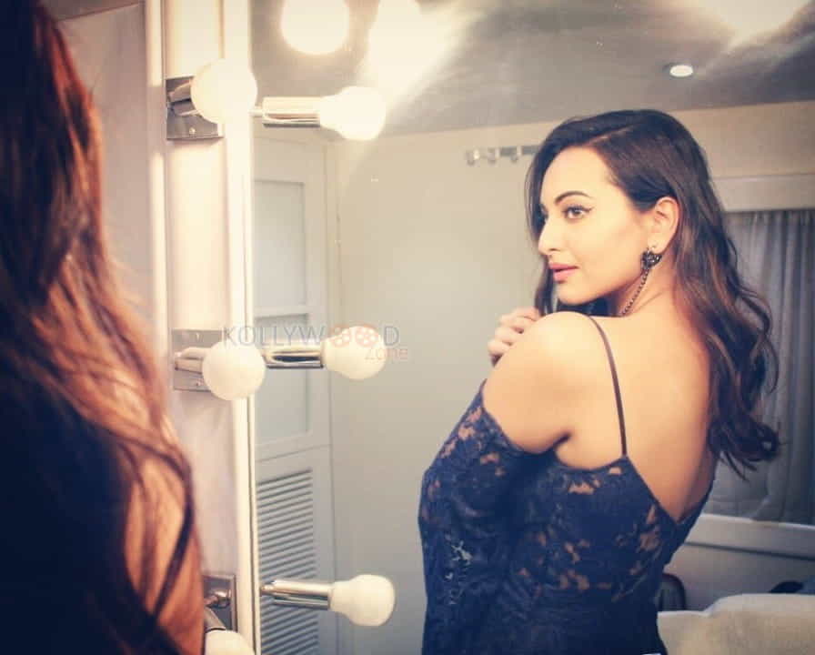 Bollywood Actress Sonakshi Sinha Pics