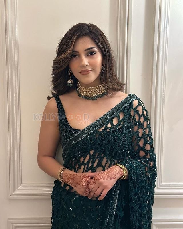 Dazzling Beauty Mehreen Pirzada in an Emerald Green Netted Saree with Sleeveless Blouse Photos 01