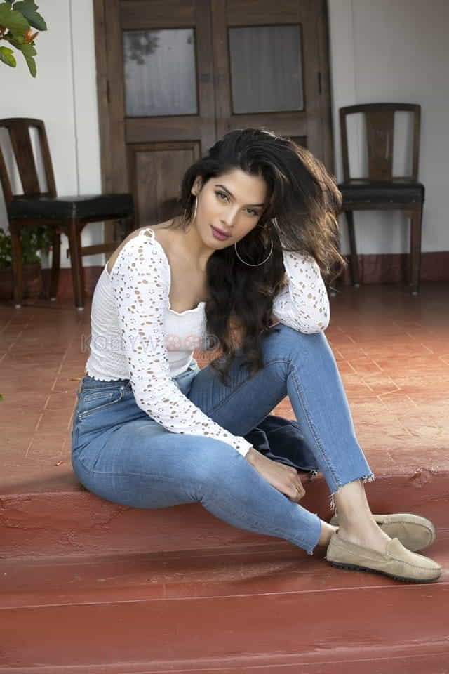 Dharala Prabhu Heroine Tanya Hope Photos