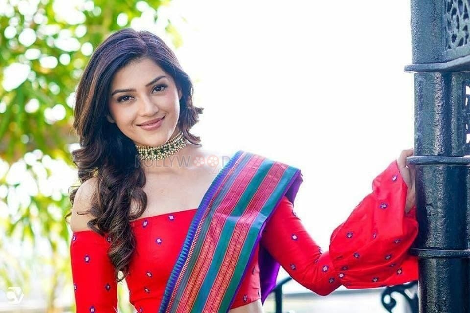 Gorgeous Actress Mehreen Kaur Candid Photos