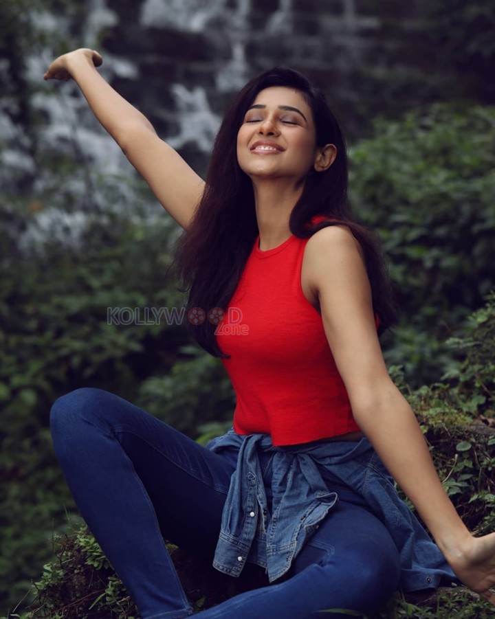 Gorgeous Riya Suman in a Red Sleeveless Top with Blue Denim Photos 02