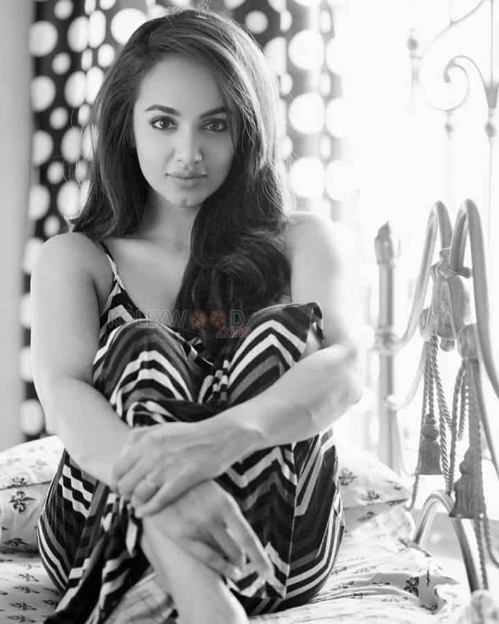 Indian Actress Tejaswi Madivada Sexy Photo Shoot Pictures