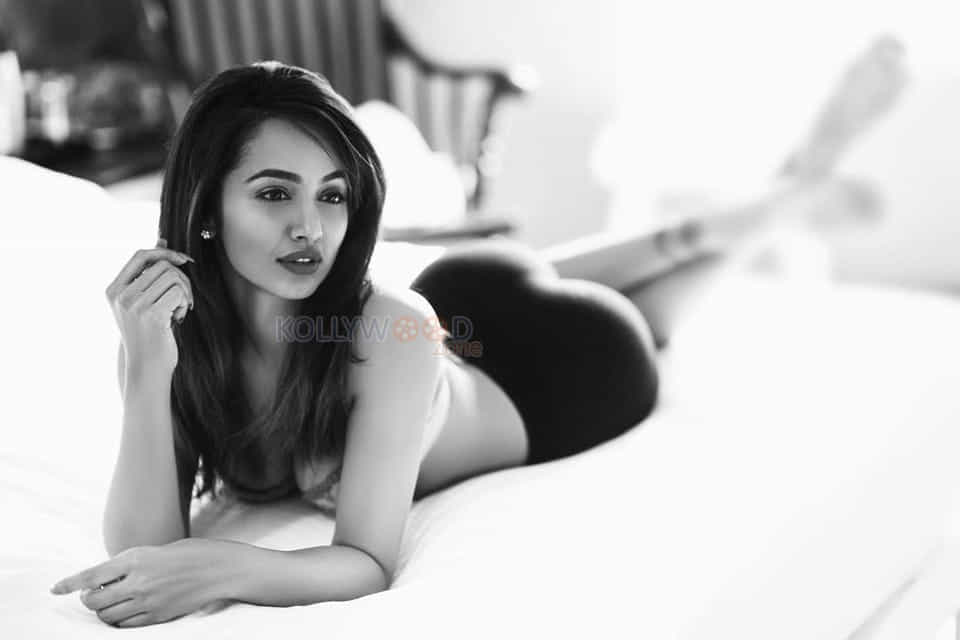 Indian Actress Tejaswi Madivada Sexy Photo Shoot Pictures