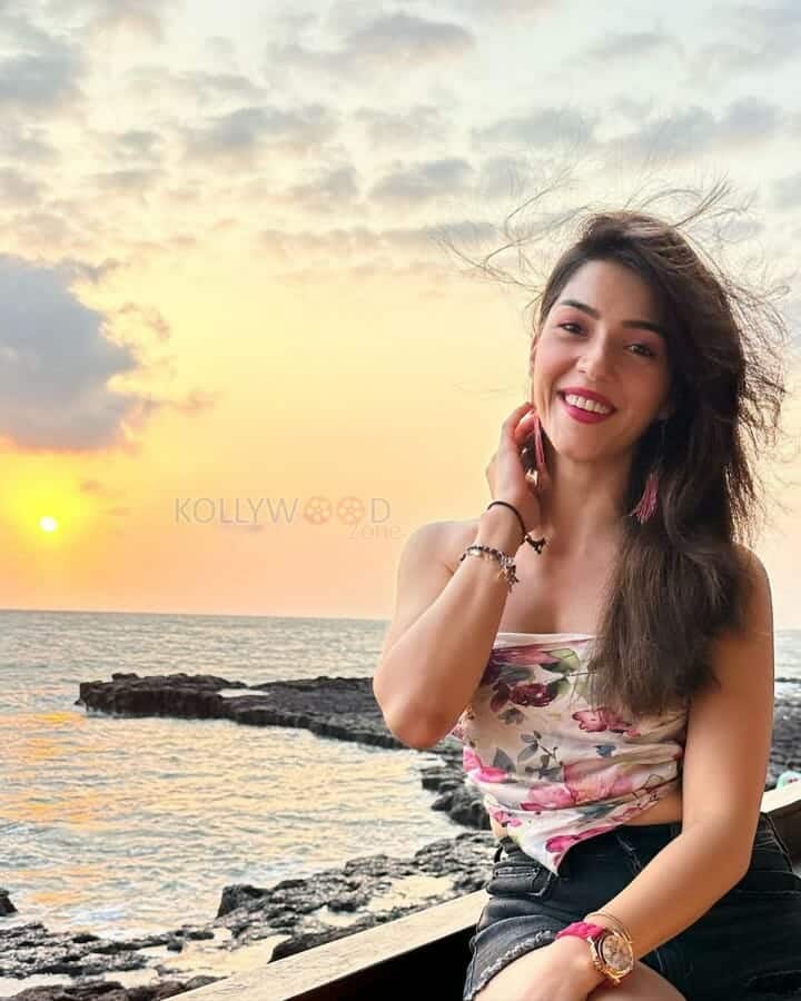 Mehreen Pirzada Sexy Holiday Pictures 03