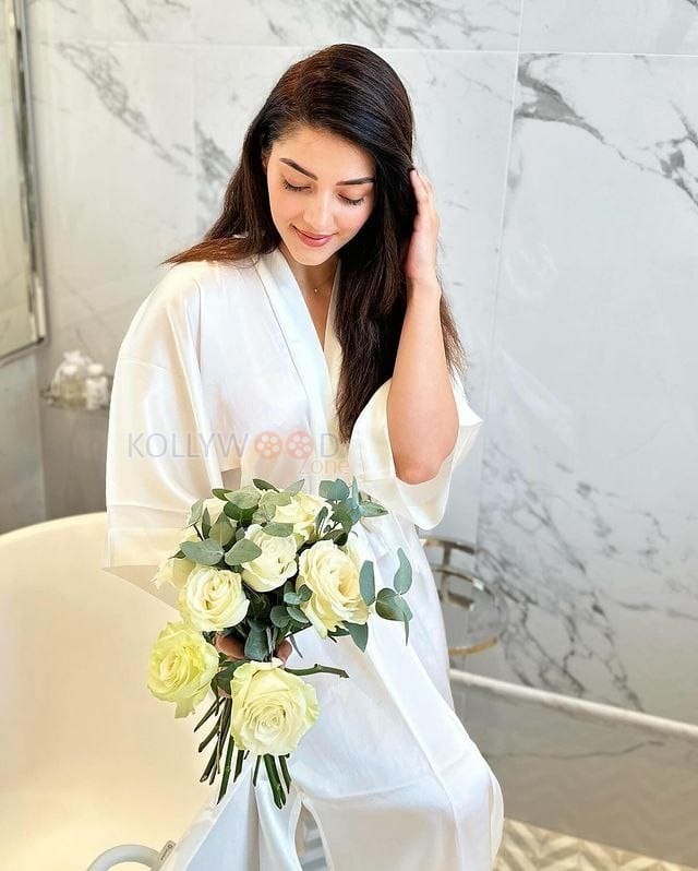 Nee Sigoovaregu Actress Mehreen Pirzada in a White Bathrobe Photos 02