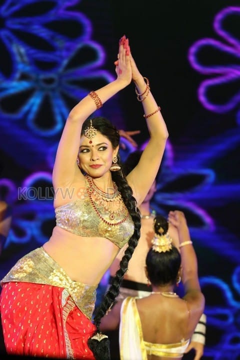 Pooja Kumar Dance Performance At Uttama Villain Audio Launch Photos