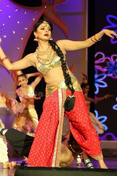 Pooja Kumar Dance Performance At Uttama Villain Audio Launch Photos