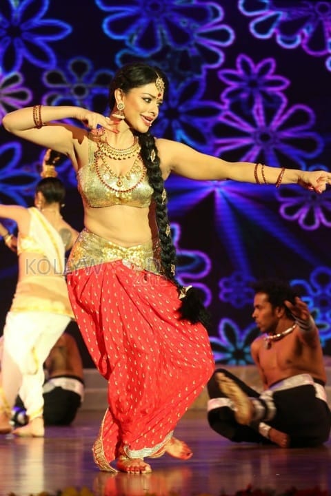 Pooja Kumar Dance Performance At Uttama Villain Audio Launch Photos