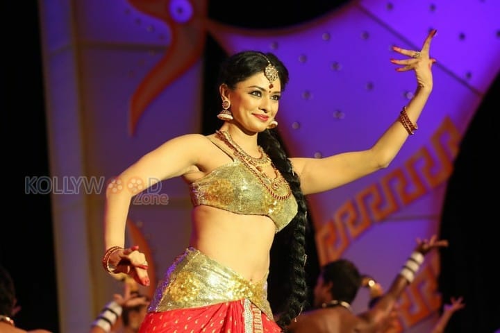 Pooja Kumar Dance Performance At Uttama Villain Audio Launch Photos