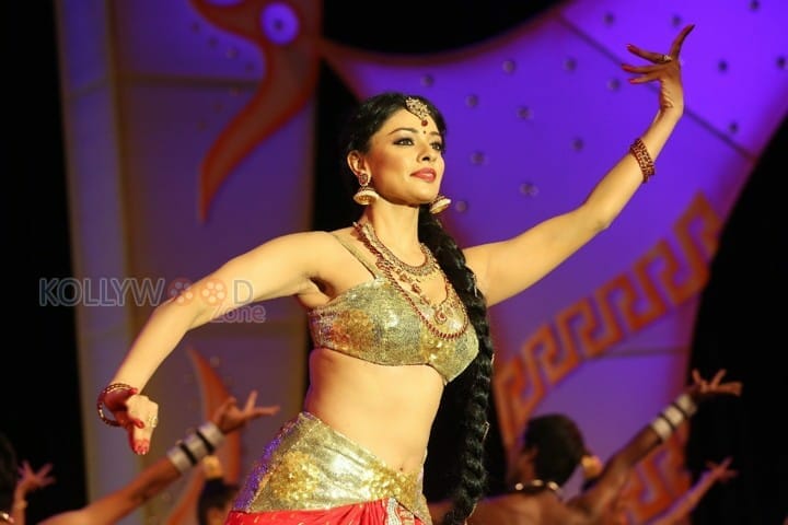 Pooja Kumar Dance Performance At Uttama Villain Audio Launch Photos