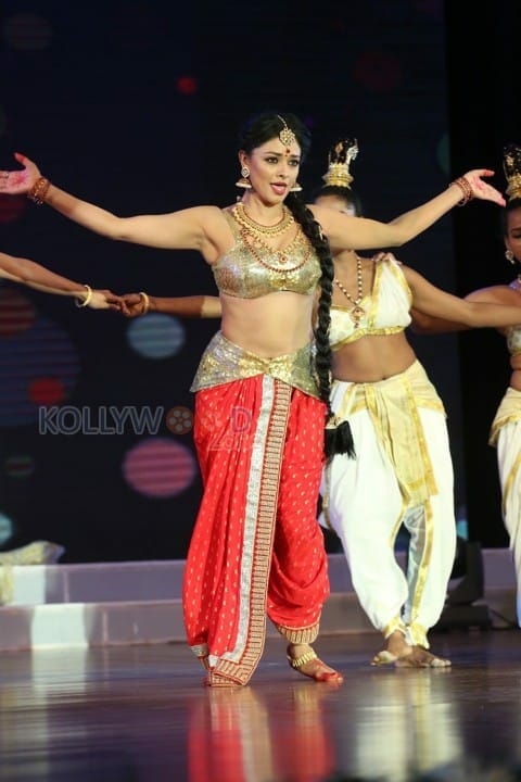 Pooja Kumar Dance Performance At Uttama Villain Audio Launch Photos