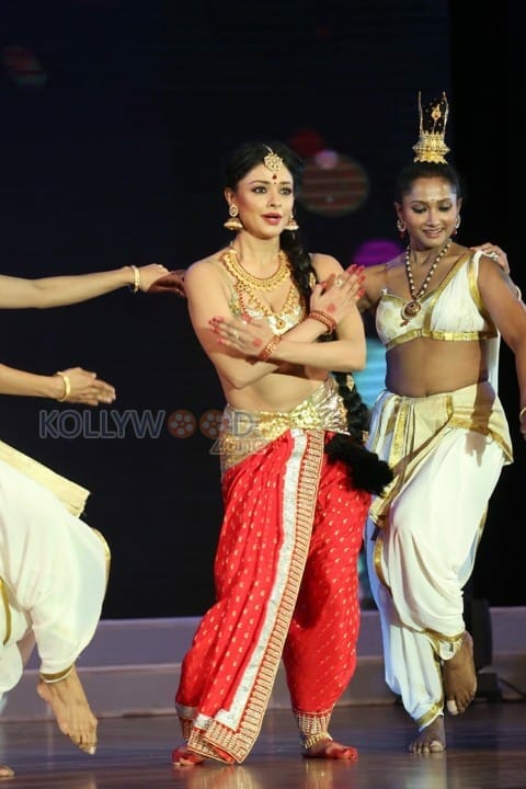 Pooja Kumar Dance Performance At Uttama Villain Audio Launch Photos