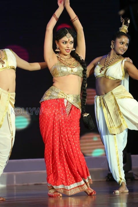 Pooja Kumar Dance Performance At Uttama Villain Audio Launch Photos