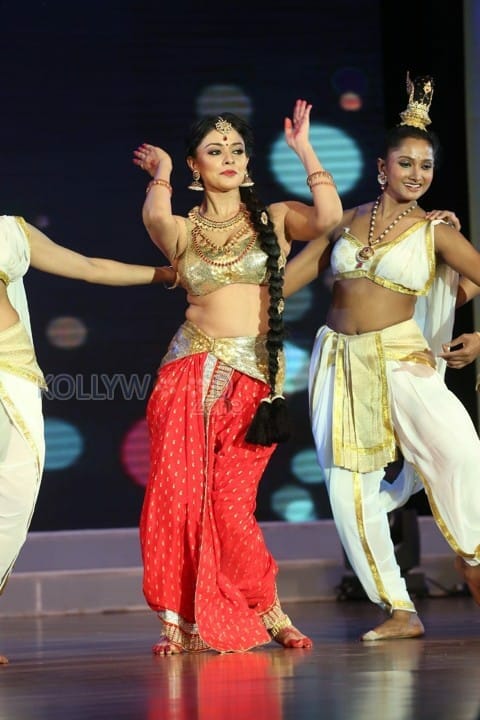 Pooja Kumar Dance Performance At Uttama Villain Audio Launch Photos