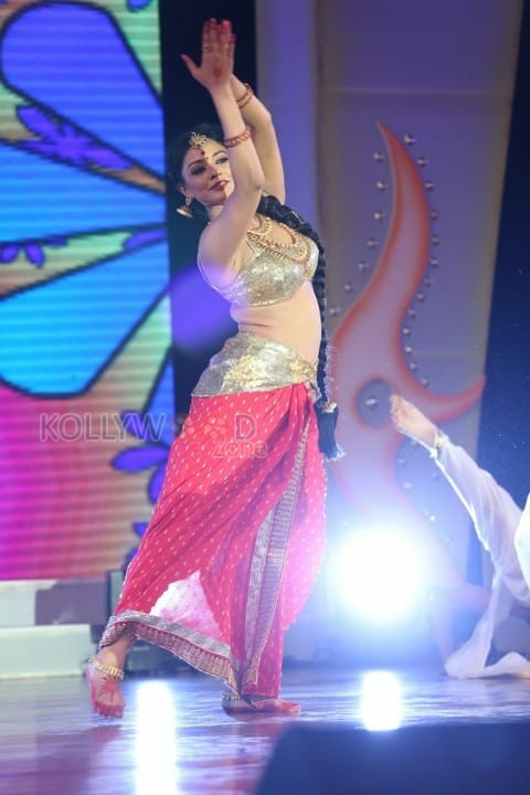 Pooja Kumar Dance Performance At Uttama Villain Audio Launch Photos