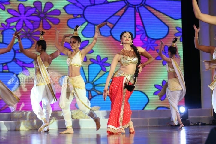 Pooja Kumar Dance Performance At Uttama Villain Audio Launch Photos