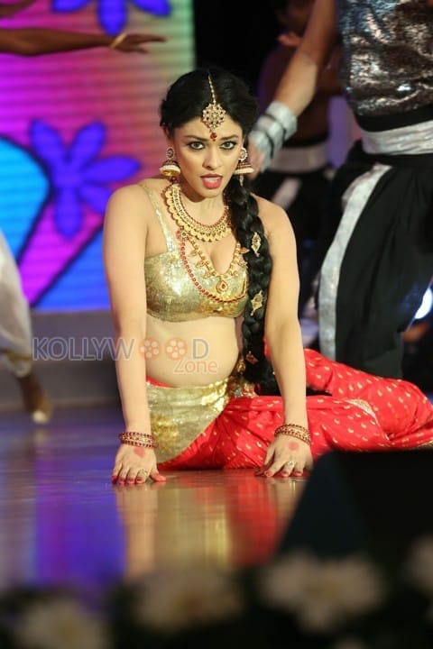 Pooja Kumar Dance Performance At Uttama Villain Audio Launch Photos