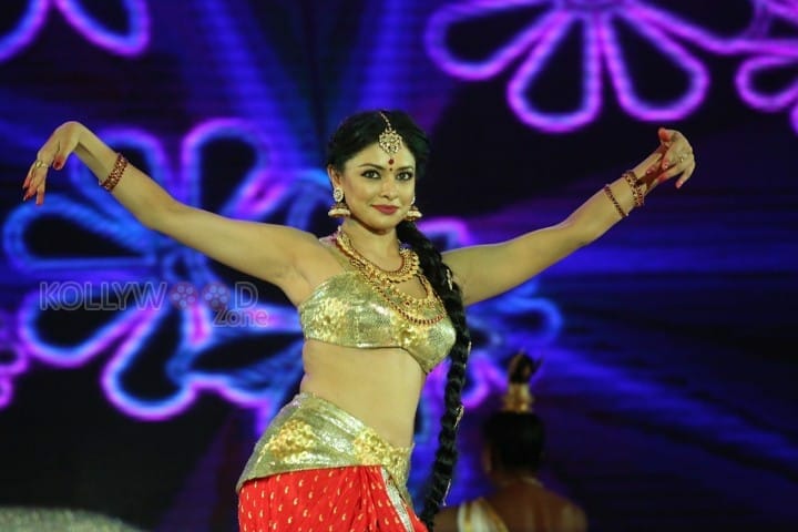 Pooja Kumar Dance Performance At Uttama Villain Audio Launch Photos