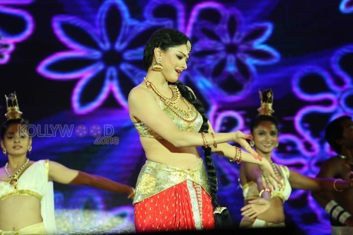 Pooja Kumar Dance Performance At Uttama Villain Audio Launch Photos