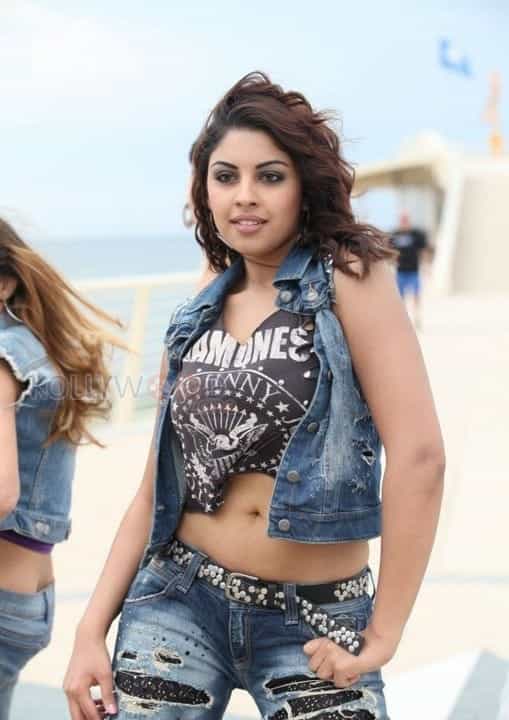 Richa Gangopadhyay Sexy Navel Photos