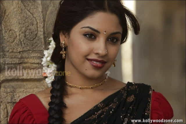 Richa Gangopadhyay Sexy Saree Photos