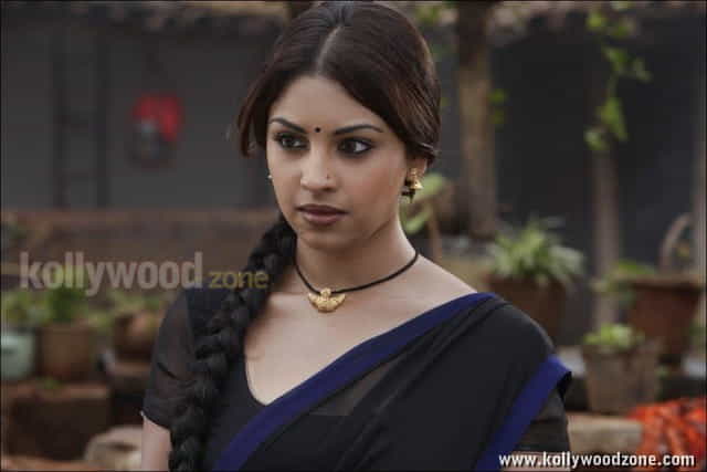 Richa Gangopadhyay Sexy Saree Photos