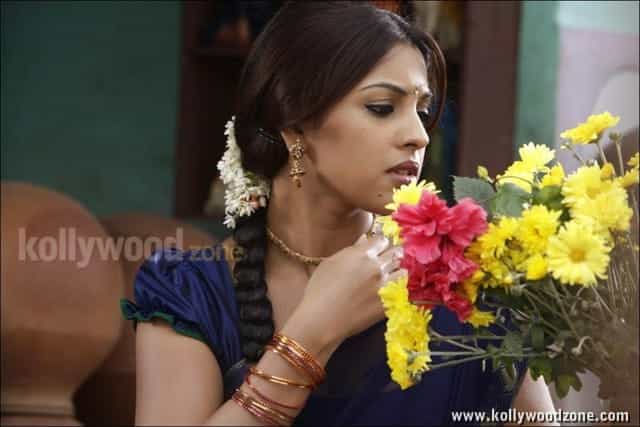 Richa Gangopadhyay Sexy Saree Photos