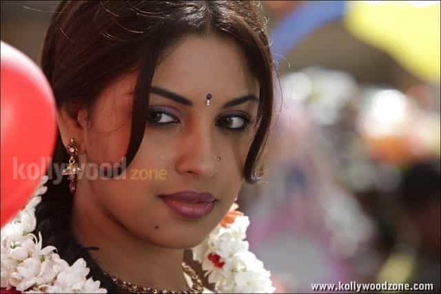 Richa Gangopadhyay Sexy Saree Photos