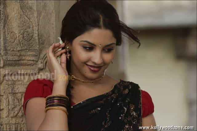 Richa Gangopadhyay Sexy Saree Photos