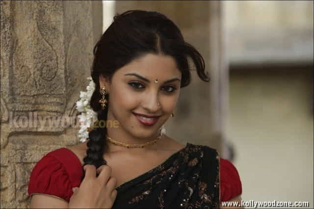 Richa Gangopadhyay Sexy Saree Photos