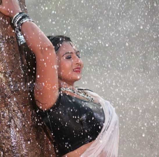 Samvrutha Sunil Hot Rain Photos