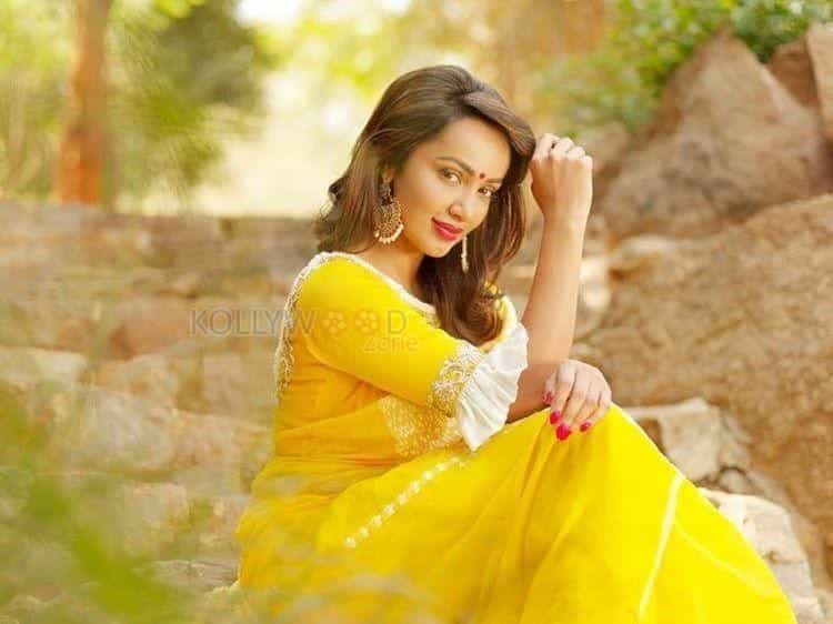 Sexy Actress Tejaswi Madivada Pictures