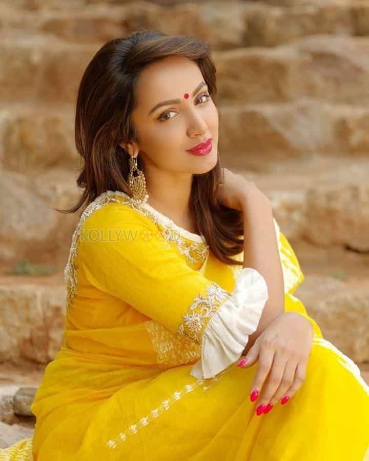 Sexy Actress Tejaswi Madivada Pictures