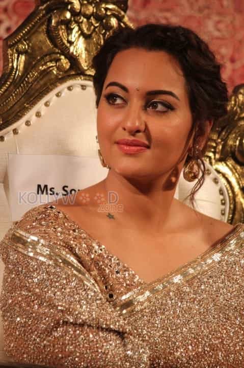 Sonakshi Sinha At Lingaa Audio Launch Pictures