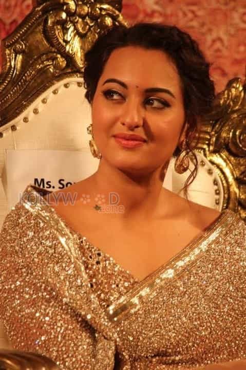 Sonakshi Sinha At Lingaa Audio Launch Pictures