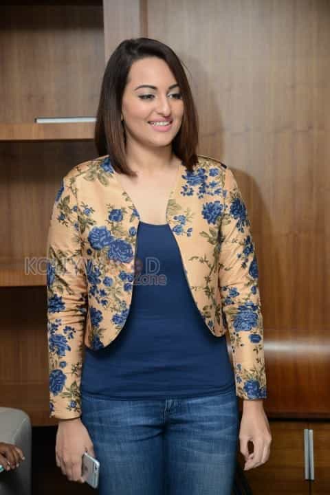 Sonakshi Sinha Promotes Lingaa Pictures