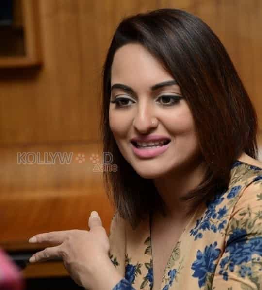 Sonakshi Sinha Promotes Lingaa Pictures