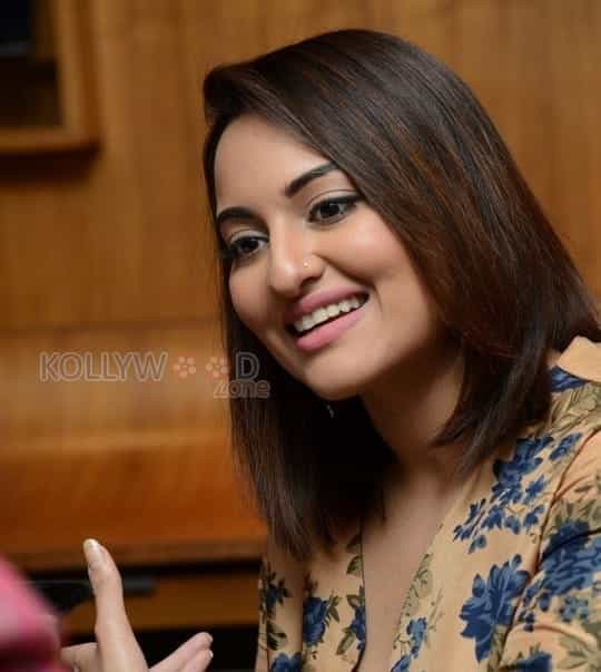 Sonakshi Sinha Promotes Lingaa Pictures