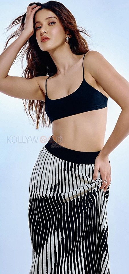 Stunning Shanaya Kapoor in a Black Bralette with a Black and White Printed Skirt Pictures 01