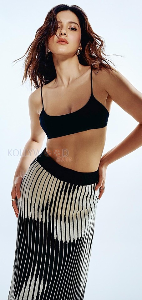 Stunning Shanaya Kapoor in a Black Bralette with a Black and White Printed Skirt Pictures 03