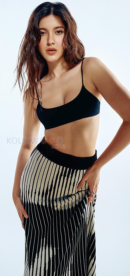 Stunning Shanaya Kapoor in a Black Bralette with a Black and White Printed Skirt Pictures 04