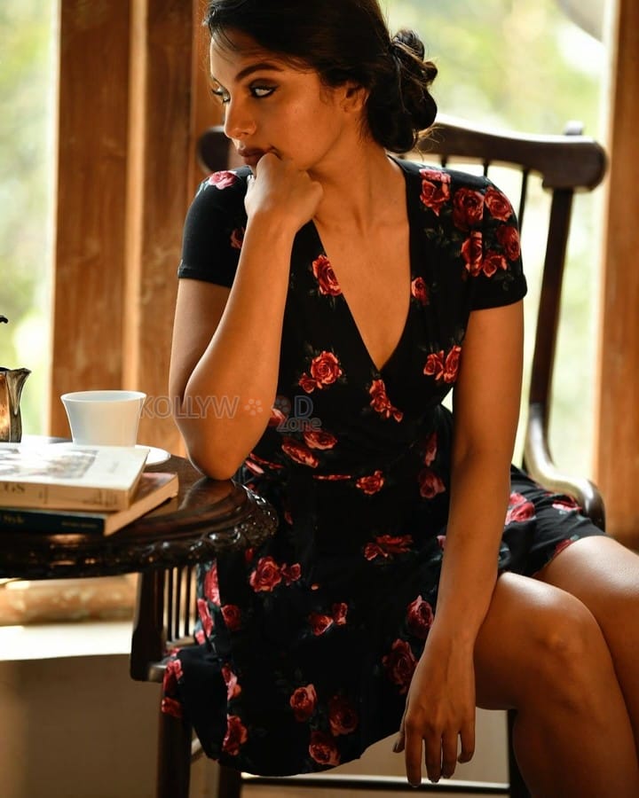 Sultry Beauty Tanya Hope in a Floral Wrap Dress Photos 04