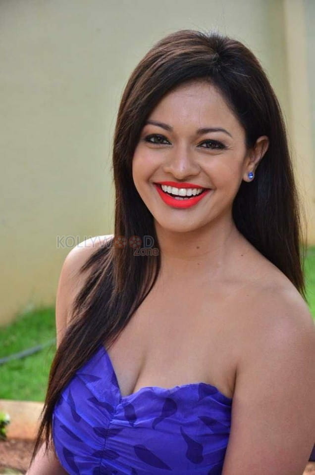 Tamil Actress Pooja Kumar Blue Dress Photos