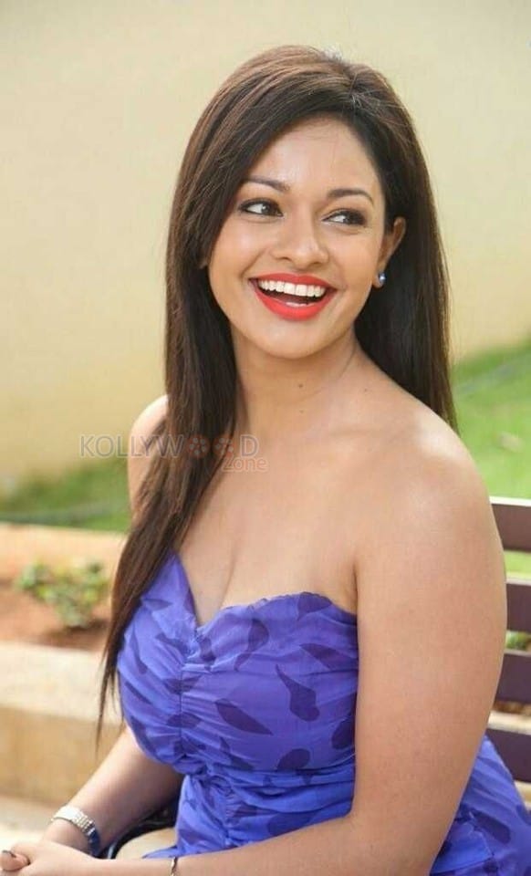 Tamil Actress Pooja Kumar Blue Dress Photos