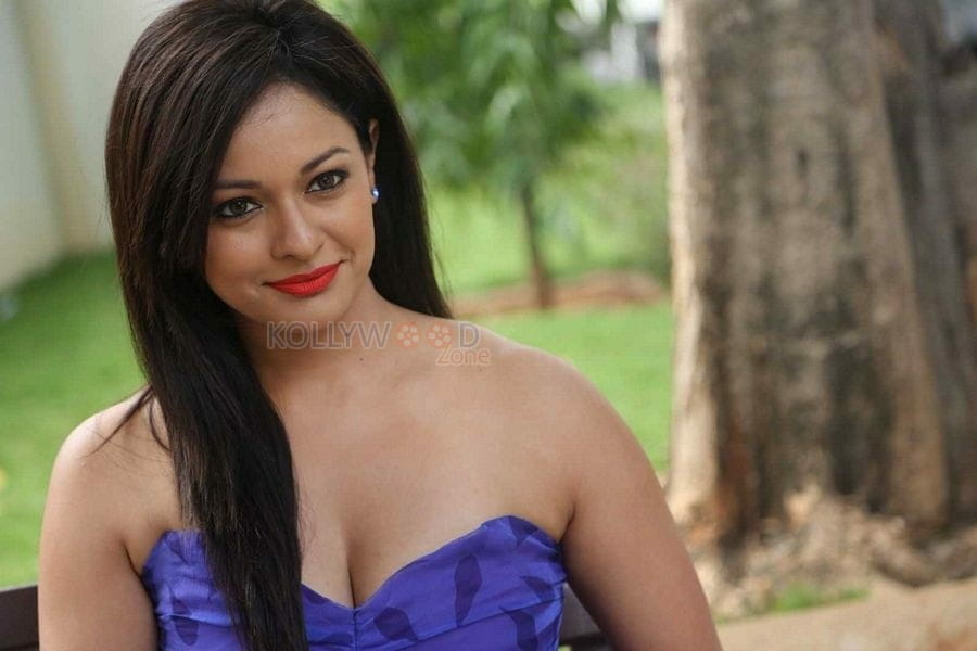 Tamil Actress Pooja Kumar Blue Dress Photos