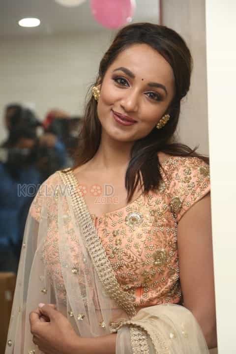 Tejaswi Madivada At Anoos Salon Launch Photos