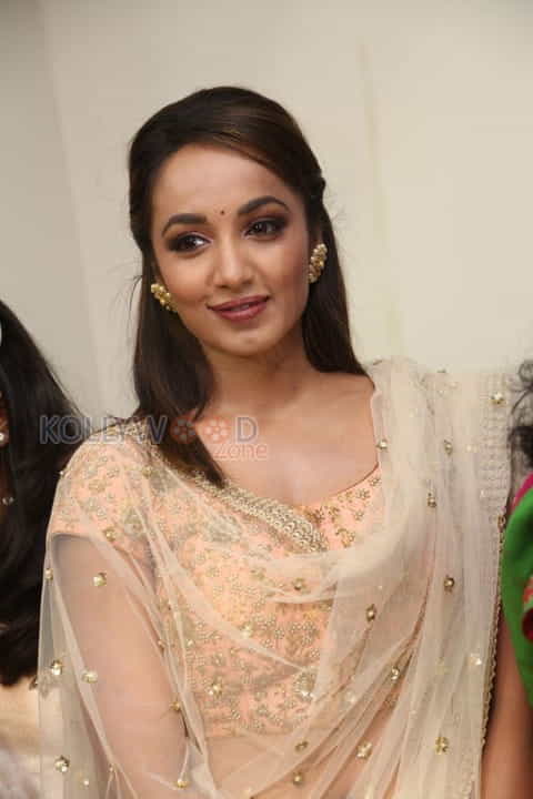 Tejaswi Madivada At Anoos Salon Launch Photos